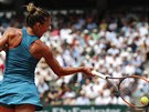 Simona Halepová pi forhendovém úderu ve finále Roland Garros.