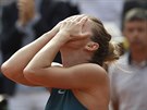 Simona Halepová se raduje z premiérového triumfu na Roland Garros.