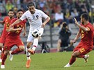 Portugalský fotbalista Bernardo Silva (v bílém) pekopává belgického Edena...