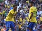 Braziltí fotbalisté Neymar a Roberto Firmino si v pípravném utkání ped...