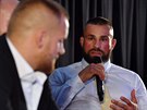 Bojovník MMA Karlos Vémola drí mikrofon a mluví na svého vyzyvatele Patrika...