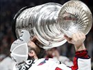 Kapitán Washingtonu Alexandr Ovečkin se Stanley Cupem.