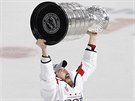 Stanley Cup nad hlavu zvedl také eský obránce Michal Kempný, asi...