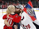 Prostor na led dostala také rodina. Gólman Braden Holtby dává pusu své dcei.