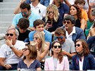 Rodina Marca Cecchinata pihlíí semifinálovému utkání Roland Garros.