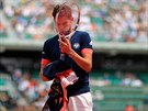 Dominic Thiem z Rakouska si utírá upocenou raketu v semifinále Roland Garros.