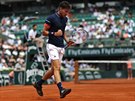 Dominic Thiem zatnutou pstí slaví povedenou výmnu v semifinále Roland Garros.
