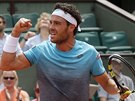 Vítzné gesto Marca Cecchinata v semifinále Roland Garros