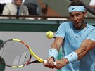 Rafael Nadal se soustedí na bekhend v semifinále Roland Garros.