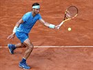 Rafael Nadal dobíhá míek v semifinále Roland Garros.