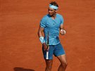 Vítzné gesto Rafaela Nadala v semifinále Roland Garros