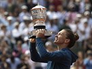 Simona Halepová zvedá pohár pro vítze Roland Garros