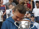 Simona Halepová s dojetím objímá pohár pro vítze Roland Garros.