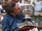 Simona Halepová dává pusu poháru pro vítězku Roland Garros.