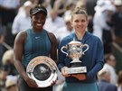 Simona Halepová (vpravo) vyhrála Roland Garros, ve finále porazila Sloane...