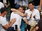 Simona Halepová se po vítězství na Roland Garros objímá s příbuznými.