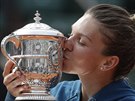 Simona Halepová líbá pohár pro vítzku Roland Garros. (9. ervna 2018)