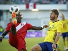 Peruánský fotbalista Luis Advincula stíhá nky ped védským soupeem...