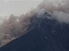 Sopka Volcán de Fuego v Guatemale zaala v nedli opt chrlit lávu a pokryla...