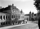 Spoleenský dm Casino v Mariánských Lázních na snímku ze záí 1936.