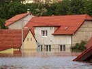 Domy v Ho��n� na M�lnicku nezachr�nila ani protipovod�ov� hr�z, kterou zde...
