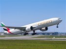 Boeing 777-300ER spolenosti Emirates bhem startu na mezinárodním letiti v...