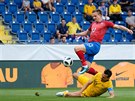 Český fotbalista Jan Kopic v souboji s australským kapitánem Trentem Sainsburym.