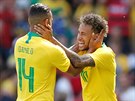 BRAZILTÍ PARÁCI. Neymar (vpravo) a Danilo (vlevo) bhem pípravného duelu s...
