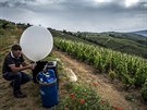 Vinai z údolí Rhôny chystají balonky, které vystelí do boukového mraku (30....