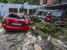 Na praském Smíchov spadl pi silné boui strom na auta (9. ervna 2018).
