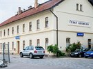 Na vlakov�m n�dra�� v Krumlov� turist�m chyb�j� z�kladn� slu�by i pokladn�...