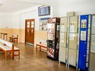 Na vlakov�m n�dra�� v Krumlov� turist�m chyb�j� z�kladn� slu�by i pokladn�...