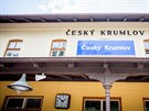 Na vlakov�m n�dra�� v Krumlov� turist�m chyb�j� z�kladn� slu�by i pokladn�...