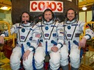 Posádka lodi Sojuz MS-09 (zleva): Serena Au&#241;ón-Chancellorová, Sergej...