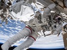 Andrew Feustel bhem beznové vycházky ze stanice ISS.