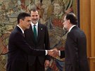 Lídr panlských socialist a nový panlský premiér Pedro Sánchez si tese...