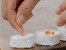 Kozí sýr pokrájejte na koleka, polote na mistiku vytvoenou z alobalu,...