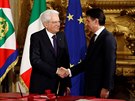 Nový italský premiér Giuseppe Conte (vpravo) sloil v prezidentském paláci...