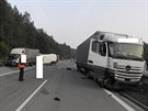 Provoz na D1 u Jihlavy v noci ze čtvrtka na pátek zastavila nehoda čtyř...