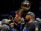 Kevin Durant z Golden State s trofejí pro vítze NBA.