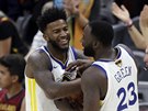 Draymond Green a Jordan Bell z Golden State se radují po vítzném finále NBA.