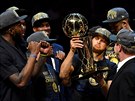 Stephen Curry z Golden State se laská s trofejí pro vítze NBA.