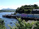 Isle of Skye, Skotsko. Hlavní msto Portree je se svými 2 500 obyvateli jakýmsi...