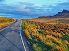 Isle of Skye, oblast Stuffin: naveer se ostrov oblékne do nádherné modi,...