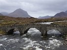 Isle of Skye, Skotsko: oblíbeným fotomotivem je i starý kamenný most Sligachan...