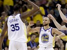 Kevin Durant (vlevo) a Stephen Curry z Golden State se radují.