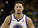 Klay Thompson z Golden State se zvedá po faulu ve finále NBA.