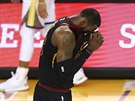 LeBron James z Clevelandu se drí za poranné oko ve finále NBA.