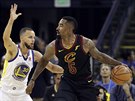 J. R. Smith (vpravo) z Clevelandu se tlaí kolem Stephena Curryho z Golden...