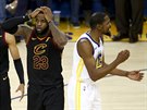 LeBron James (23) z Clevelandu se diví, Kevin Durant z Golden State je...